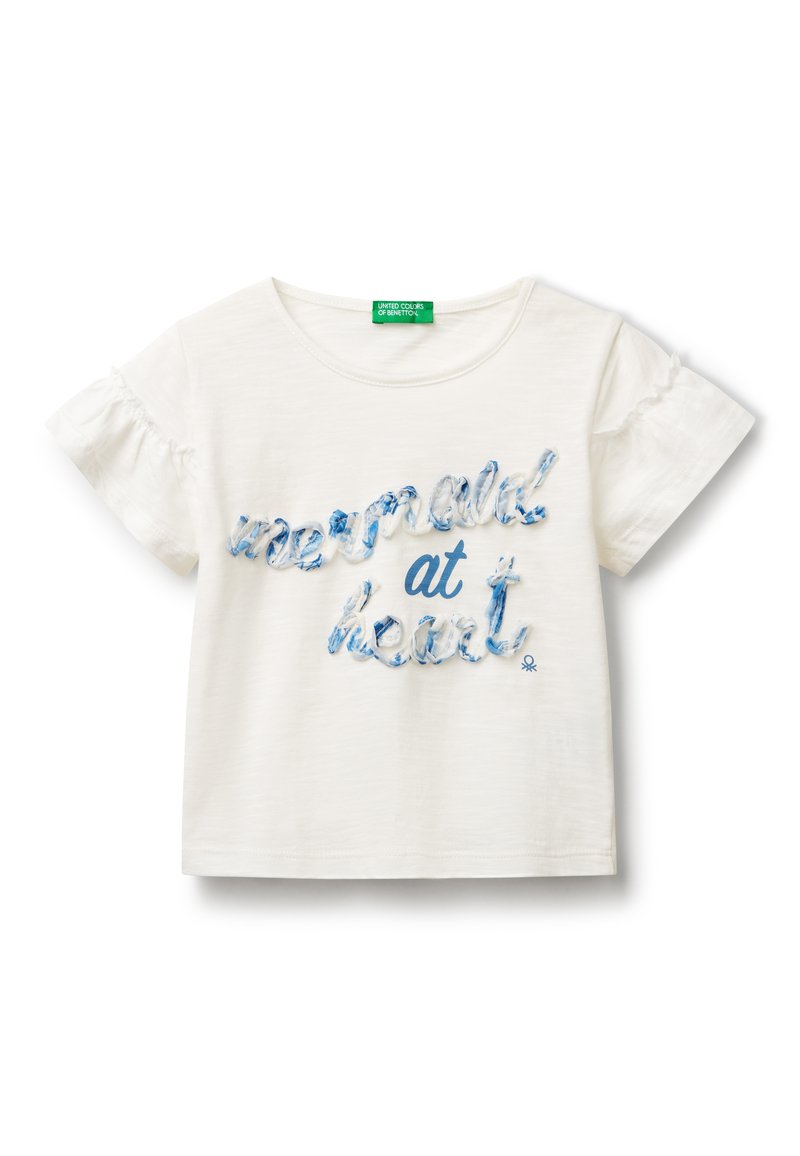 Camiseta blanca de manga corta con mangas acampanadas que presenta un texto azul que dice "sirena de corazón" en un diseño ondulado y texturizado.