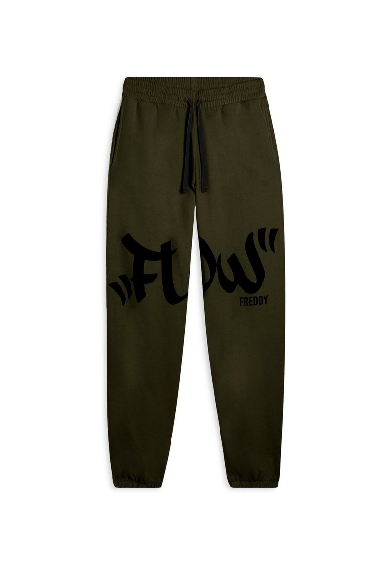 Pantalones de chándal verdes con cintura elástica y cordón negro, que presentan un gran gráfico negro con "FLOW" y "FREDDY" impresos en el lado.