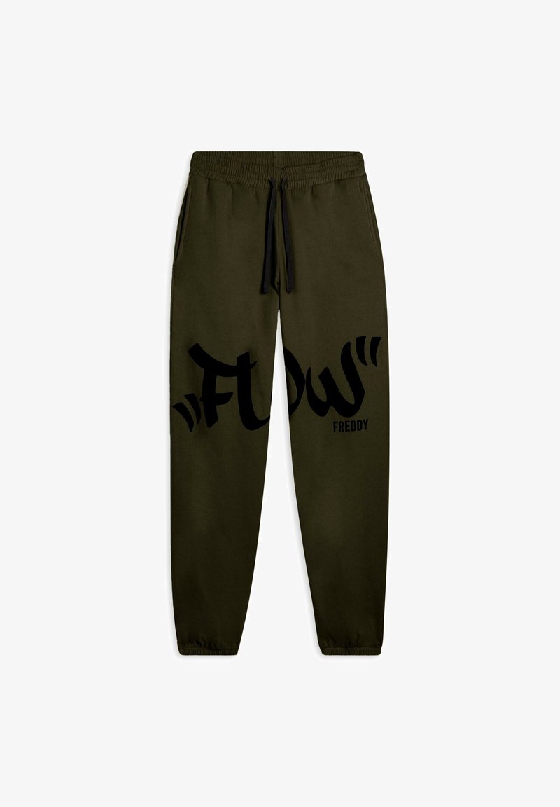 Pantalones de chándal verdes con cintura elástica y cordón negro, que presentan un gran gráfico negro con "FLOW" y "FREDDY" impresos en el lado.