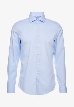 Hellblaues, langärmliges Hemd aus glattem Stoff. Verfügt über eine durchgehende Knopfleiste mit sechs Knöpfen, einen spitzen Kragen und einen abgerundeten Saum.