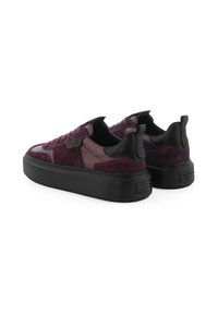 Baskets compensées en suédine bordeaux et cuir avec des accents noirs, des côtés texturés et une languette au talon ; design à lacets avec des semelles épaisses.