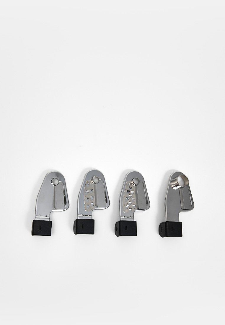 Set di quattro grattugie da cucina in acciaio inossidabile con manici in plastica nera. Le diverse texture delle grattugie includono fine, media e grossolana.