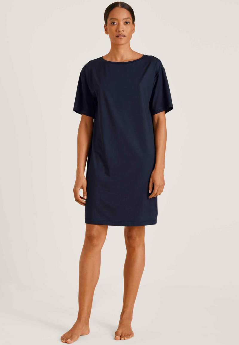 Abito blu navy realizzato in tessuto leggero, caratterizzato da una vestibilità ampia, maniche corte larghe e scollo rotondo, con un orlo dritto.