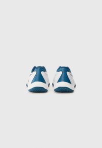 Baskets de sport bleu et blanc avec une tige en maille lisse, des semelles rembourrées et des semelles extérieures en caoutchouc texturé ; elles présentent un design élégant et ergonomique.