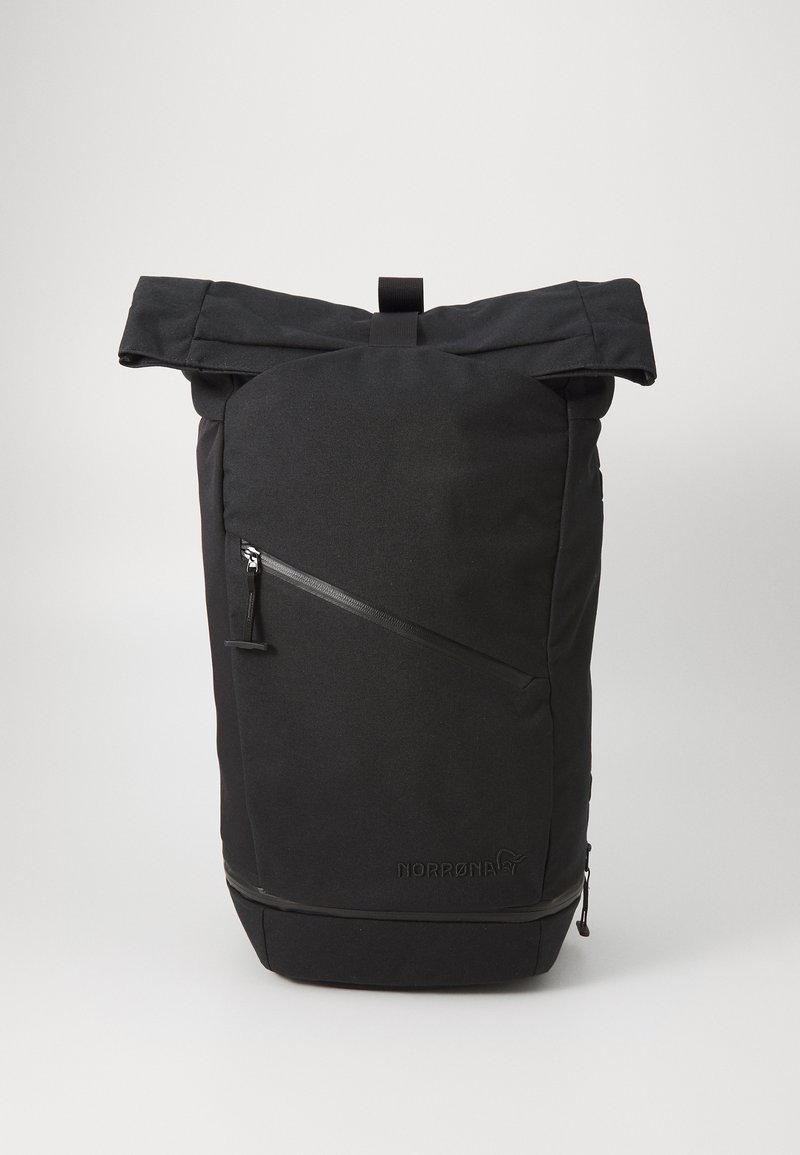Čierny ruksak s rolovacím uzáverom vyrobený z odolného materiálu, obsahujúci prednú zipsovú kapsu a decentné logo na spodnej strane. Elegantný, moderný dizajn.