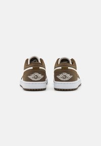 Jordan WMNS AIR JORDAN 1 LOW SE SEA - Tossud - light olive/sail/white