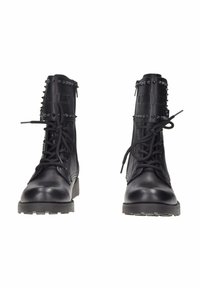 Stivali da combattimento in pelle nera con accenti di borchie, punta tonda, chiusura con lacci sul davanti e suole texturate. Dettaglio con zip sul retro. Design resistente.