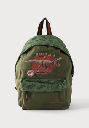 Zeleni ruksak s uzorkom dinosaura, tekstom "T. Rex Encounter" i uzorkom maskirne boje na prednjem džepu i gornjoj ručki.