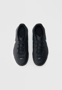 Μαύρα αθλητικά παπούτσια με υφή στην επάνω επιφάνεια, με ανοιχτό μπλε λογότυπο Nike, σχέδιο με κορδόνια και λαστιχένια σόλα με έντονο ανάγλυφο πέλμα.