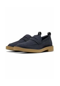 Marineblauwe instapschoenen van suede, met een ronde neus, gestikte details en een tan rubberen zool. Twee stoffen lussen op de hak.