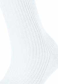Weiße Baumwollsocken mit geripptem Design, glatter Oberfläche und einheitlicher Form, die für Komfort und Passform am Knöchel ausgelegt sind.