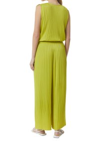 Geel geplisseerde jumpsuit met een mouwloze top en brede pijpen, gemaakt van lichtgewicht stof. Beschikt over een comfortabele tailleband en een gladde textuur.