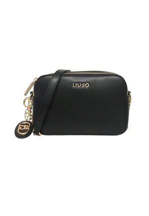 Borsa a tracolla rettangolare nera con cerniera dorata, logo dorato "LIU JO", tracolla regolabile e ciondolo rotondo dorato attaccato con catena.