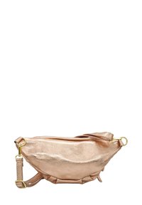 Sac à bandoulière en rose doré métallique avec un design épuré, une sangle réglable et des accents en métal doré ; présente une texture lisse et une forme incurvée.