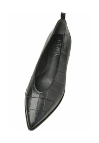 Botte plate noire à bout pointu en cuir avec un motif tissé texturé. Intérieur étiqueté "NEW.MD", avec une petite languette à l'arrière pour un enfilage facile.