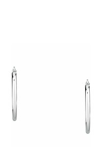 Polierte Silbercreolen mit einer eleganten, verlängerten Form und einem sicheren Verschlussmechanismus; glatte Oberfläche mit einem reflektierenden Finish.