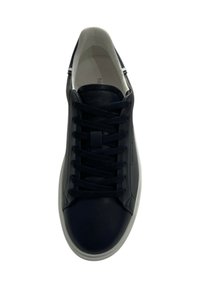 Sneaker in pelle blu navy con suola bianca, caratterizzato da punta rotonda, lacci neri piatti e un logo discreto sul lato. Texture liscia con design minimal.