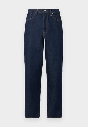 Jeans de mezclilla azul oscuro con un ajuste relajado, que presentan costuras doradas, un cierre de botón y un diseño de cinco bolsillos.