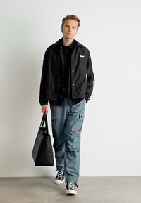 HUGO GARLO - Cargobukse - dark green