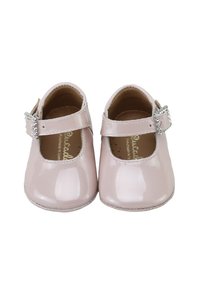 Zapatos de bebé de charol rosa con punta redondeada, correa ajustable y una hebilla decorativa con rhinestones. Textura suave.