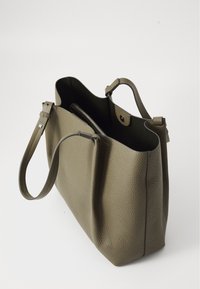 Borsa tote in pelle verde oliva con finitura texturizzata, due manici, e una tasca interna, dotata di chiusura superiore a scatto.