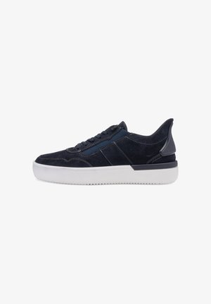 Niedriger Sneaker aus marineblauem Wildleder mit dunklen Schnürsenkeln, weißer dicker Sohle und kontrastierenden Nähten, von der Außenseite gezeigt.
