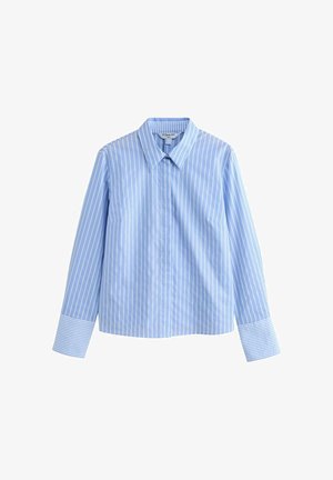 Chemise bleu clair à manches longues avec des rayures verticales blanches, col pointu, fermeture à boutons sur le devant et larges poignets rayés. Texture de tissu lisse.