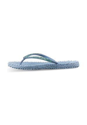Lichtblauwe teenslipper met een gestructureerde zool die aan een touw doet denken en glinsterende turquoise bandjes op een witte achtergrond.