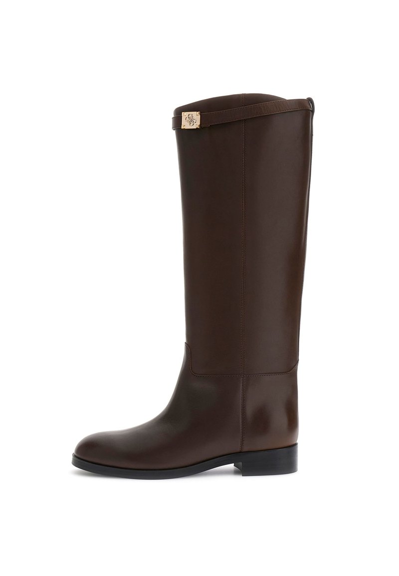 Bruine leren kniehoog boots met een gladde afwerking, een platte zool en een decoratieve band met metalen hardware aan de bovenkant.