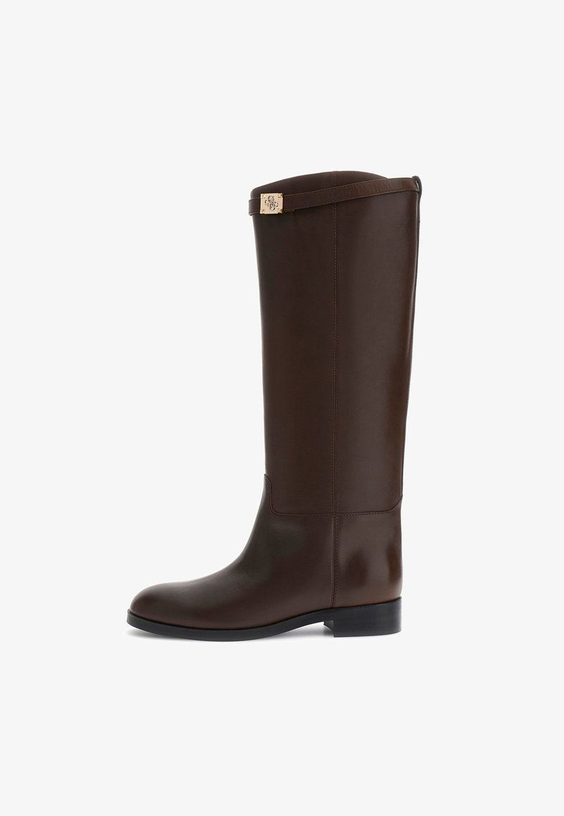 Bruine leren kniehoog boots met een gladde afwerking, een platte zool en een decoratieve band met metalen hardware aan de bovenkant.