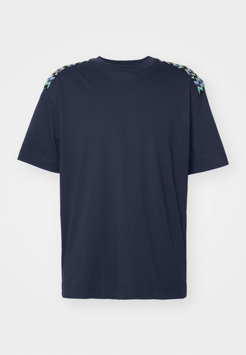 T-shirt en coton bleu marine foncé à manches courtes, avec un accent en motif géométrique sur les épaules en vert et bleu clair.