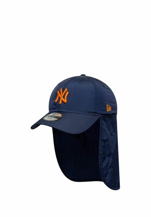 Dunkelblaue Baseballkappe mit orangefarbenem New York Yankees-Logo und angebrachtem Nackenschutz für Sonnenschutz.
