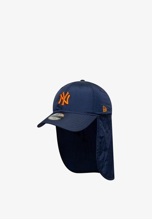 Cappellino da baseball blu navy con logo arancione dei New York Yankees e flap per il collo attaccato per la protezione dal sole.