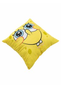 Cuscino quadrato giallo con un volto sorridente di cartone animato, grandi occhi blu, guance rosse e due denti anteriori.