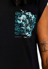 T-shirt grafica in cotone nero con testo turchese che recita "SIXTH JUNE". Design invecchiato con lievi accenti bianchi. Maniche corte.