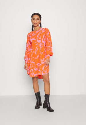 Vero Moda Petite VMPOLLIANA MINI DRESS  - Robe de jour - scarlet ibis/polliana