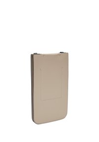 Beige Leder Tablet-Hülle mit glatter Oberfläche, abgerundeten Kanten und einer Nahtdetails. Verfügt über einen hinteren Schlitz für die Aufbewahrung oder Befestigung.