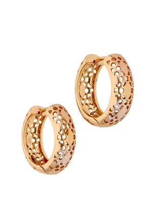 Małe złote kolczyki koła z wzorem wyciętym przypominającym plaster miodu oraz gładkim, polerowanym wykończeniem.