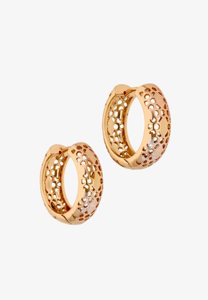 Małe złote kolczyki koła z wzorem wyciętym przypominającym plaster miodu oraz gładkim, polerowanym wykończeniem.