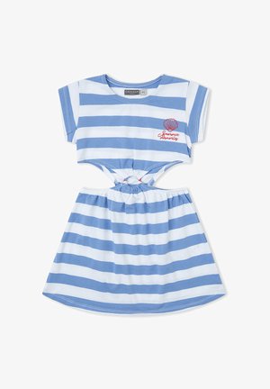 Vestido de manga corta a rayas azules y blancas con cintura recortada, concha roja bordada y texto "Recuerdos de verano" en el pecho.