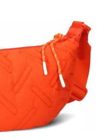 Borsa arancione trapuntata con una superficie liscia, dotata di coulisse bianca e tracolla piatta. Chiusura con zip nella parte superiore.