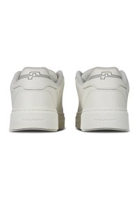 Sneaker bianche in pelle con una texture liscia, caratterizzate da un design minimalista, punta tonda e un logo grigio sul tallone e sul lato.