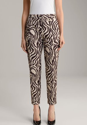 Schlanke braun-beige Zebra-Print-Hosen mit tailliertem Design, ausgestattet mit einem Reißverschluss und Knopfverschluss sowie Fronttaschen. Taillierte Passform, knöchellang.