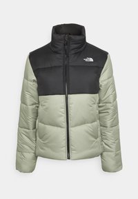 Kurtka puchowa z czarną górną częścią i oliwkowo-zieloną dolną częścią, z wysokim kołnierzem, zapięciem na zamek i logo na piersi.