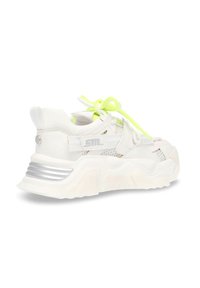 Sneaker bianche chunky con una parte superiore in rete testurizzata, lacci giallo neon e accenti metallici argento sul tallone e sulla suola.