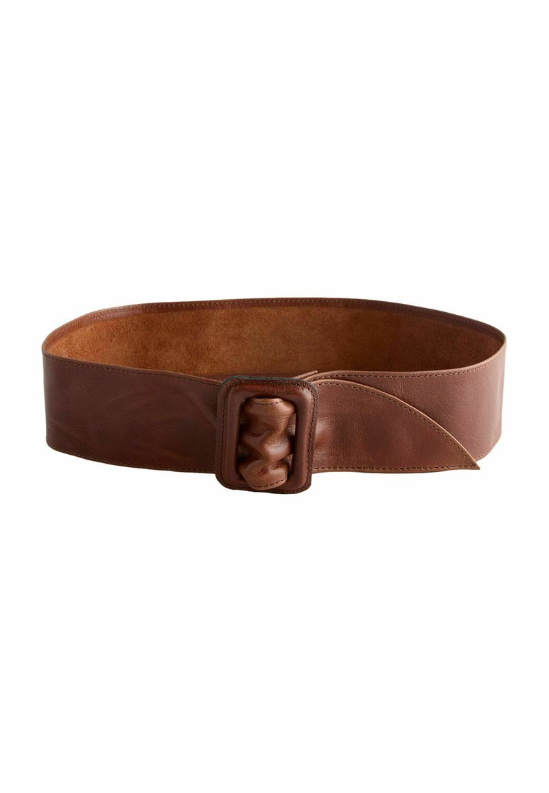 Ceinture en cuir brun avec une finition lisse, présentant une boucle rectangulaire texturée et un design large et plat avec des accents arrondis.