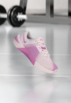 Lichtgewicht sportschoen met een verloopontwerp in roze en wit, een bovenwerk van mesh en een rubberen zool met gestructureerde accenten.