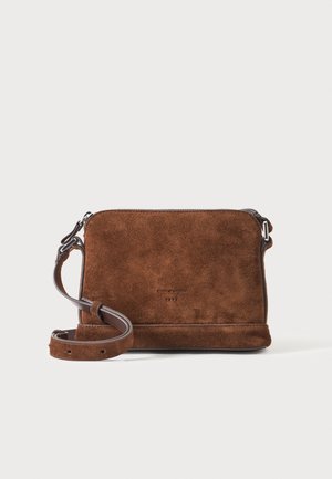 Braune Wildleder-Umhängetasche mit verstellbarem Riemen und silbernen Beschlägen, rechteckige Form auf einfarbig hellem Hintergrund.