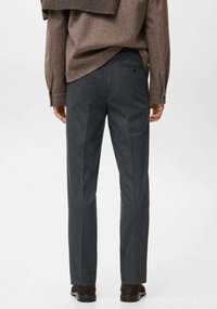 Szare spodnie garniturowe w subtelny wzór, wykonane z tkaniny o fakturze, o prostym kroju i z dwoma kieszeniami z tyłu.