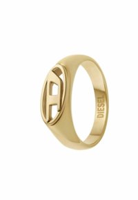 Gouden ring met een ovale vorm, voorzien van een uitgesneden letter "D" en gegraveerd met "DIESEL" aan de binnenrand; gladde, gepolijste textuur.